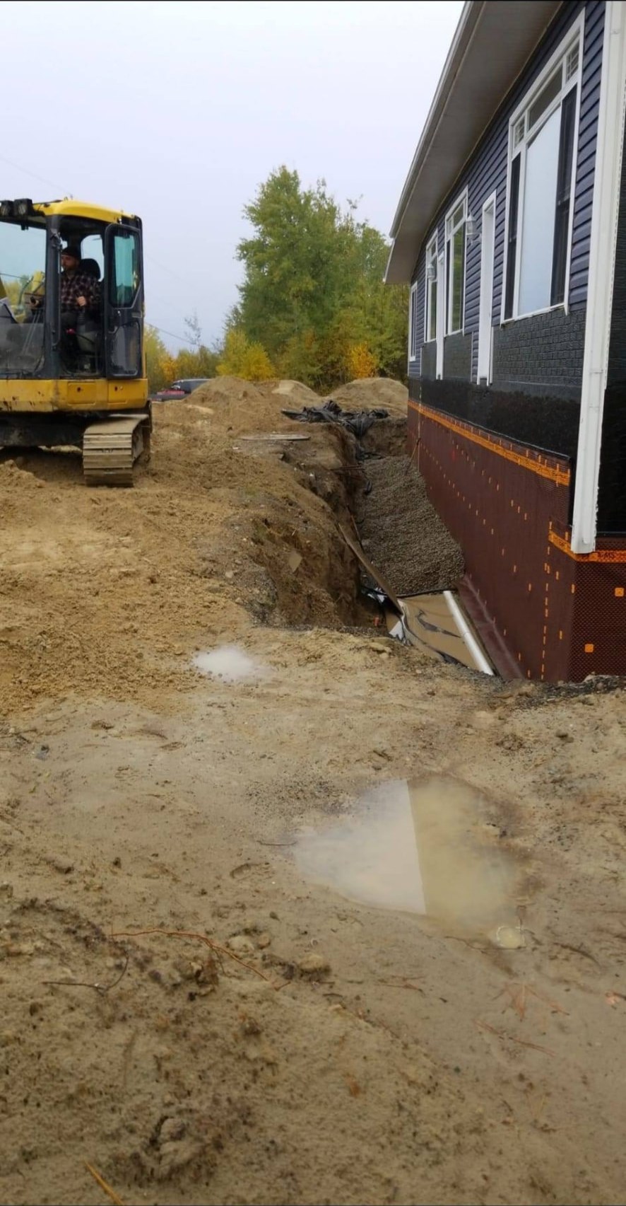 Excavation le long d’une maison